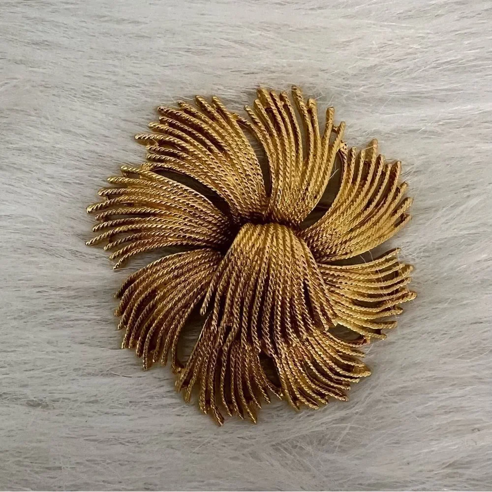 Vintage Monet Cordelia GoldTone Metal Flower Pin Brooch‎